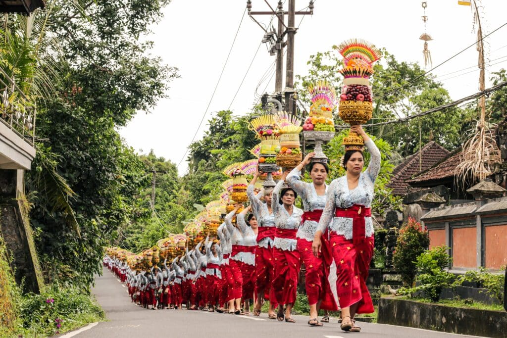 procession de femmes portant des Gebogan lors d'une fête religieuse.
