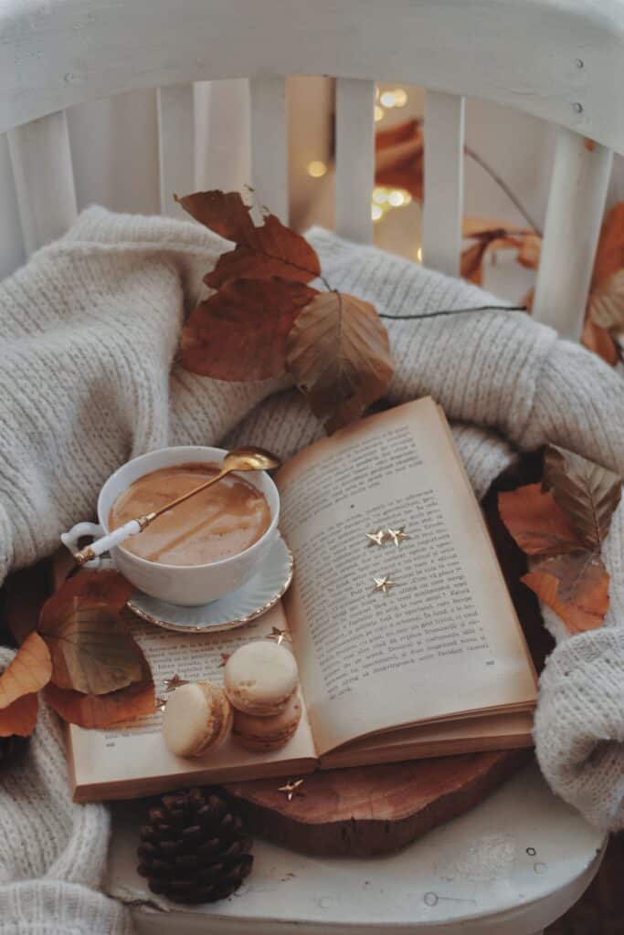 Instant cocooning avec un livre ouvert et une tasse fumante, parfait pendant la foliage season