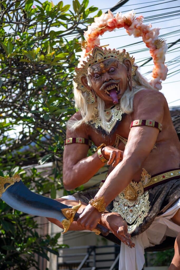 Culure balinaise avec des effigies géantes de démons (Ogoh-ogoh) très détaillées lors du défilé précédant le Nouvel An balinais (Nyepi), symbole de la culture balinaise et des fêtes balinaises.