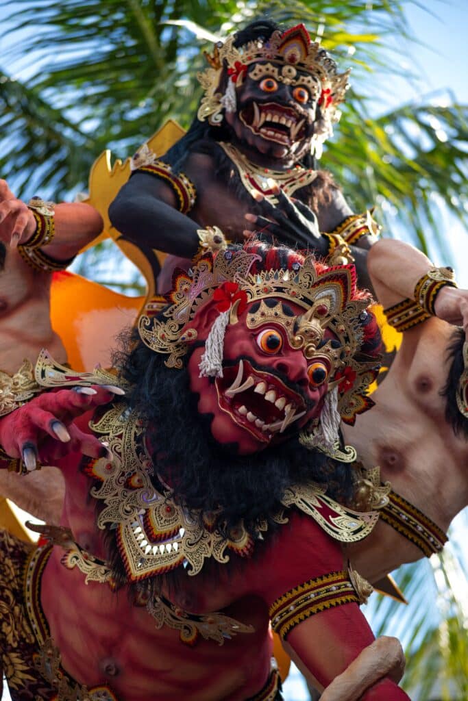 Effigies géantes de démons (Ogoh-ogoh) très détaillées lors du défilé précédant le Nouvel An balinais (Nyepi), symbole de la culture et des fêtes balinaises.