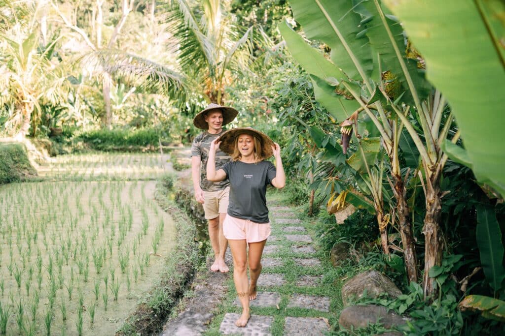 Deux personnes explorant un paysage tropical lors d’un voyage en duo sur mesure avec Heaven Collection