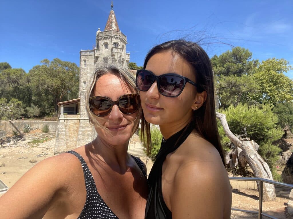 Karène et sa fille en voyage en duo, profitant d'une escapade complice au soleil.