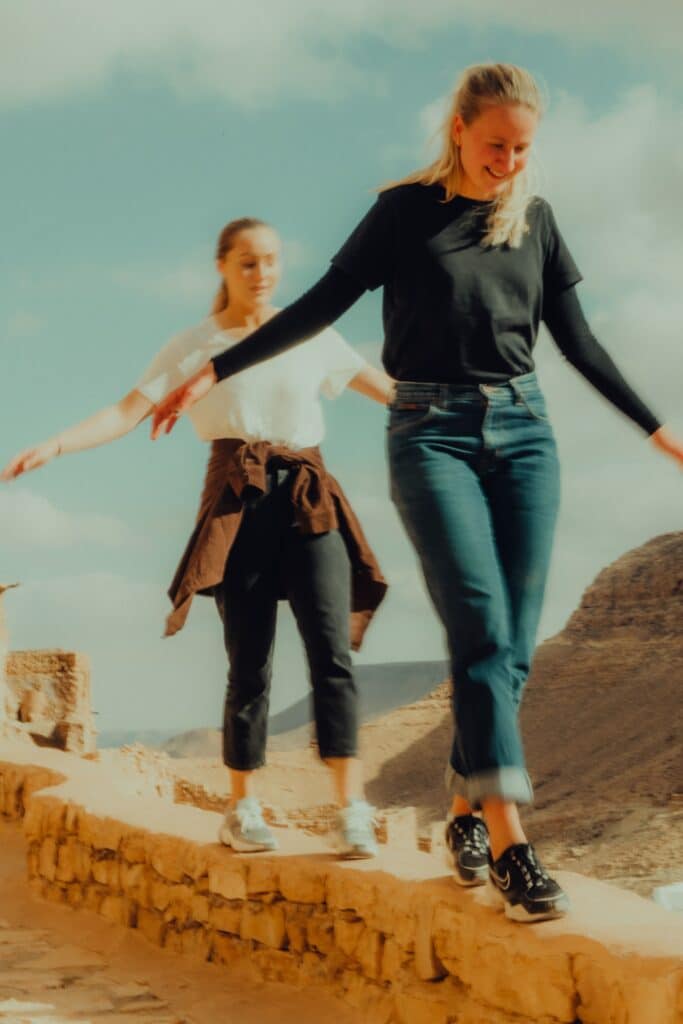 Complicité et légèreté lors d'une randonnée ou d'une exploration en voyage.
