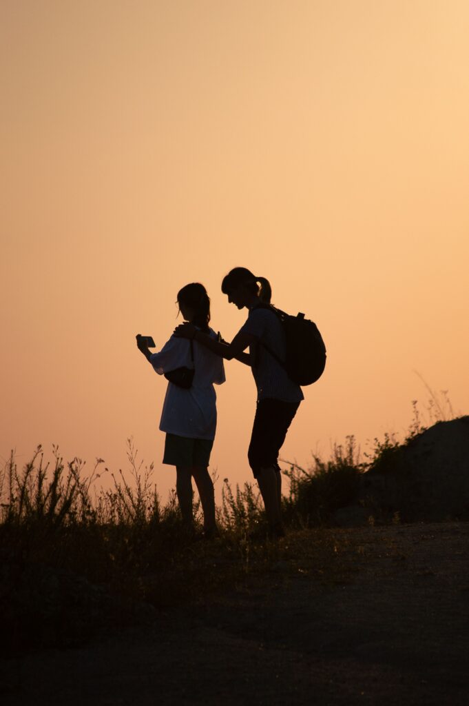 Parenthèse de déconnexion et voyage en duo parent-ado au coucher du soleil.