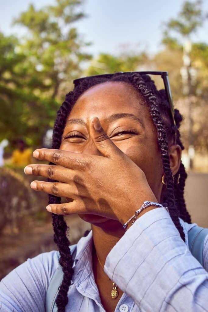 Sourire complice d'une femme qui s'autorise enfin du temps pour elle sans culpabilité.