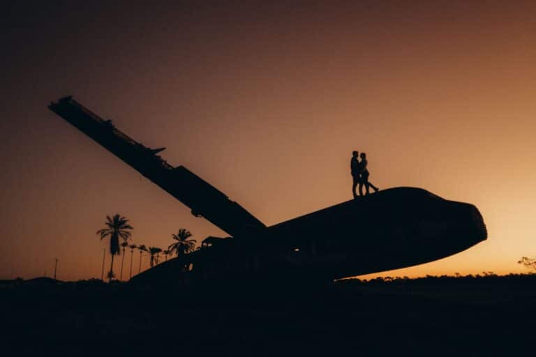 Couple profitant d'un voyage sur-mesure insolite au coucher du soleil
