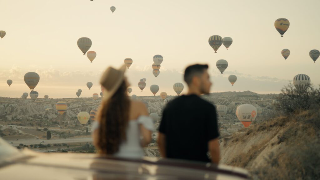 Parenthèse romantique créé par une créatrice de voyage à deux face aux montgolfières pour un voyage sur-mesure