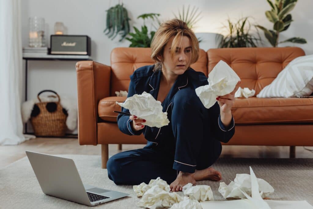 Femme entrepreneuse gérant la charge mentale entre vie pro et vie de famille.