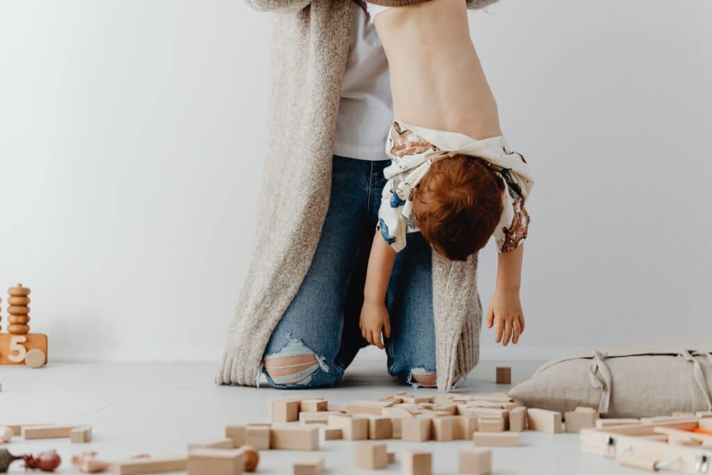 Scène de vie dynamique et mouvementée avec un enfant à la maison.