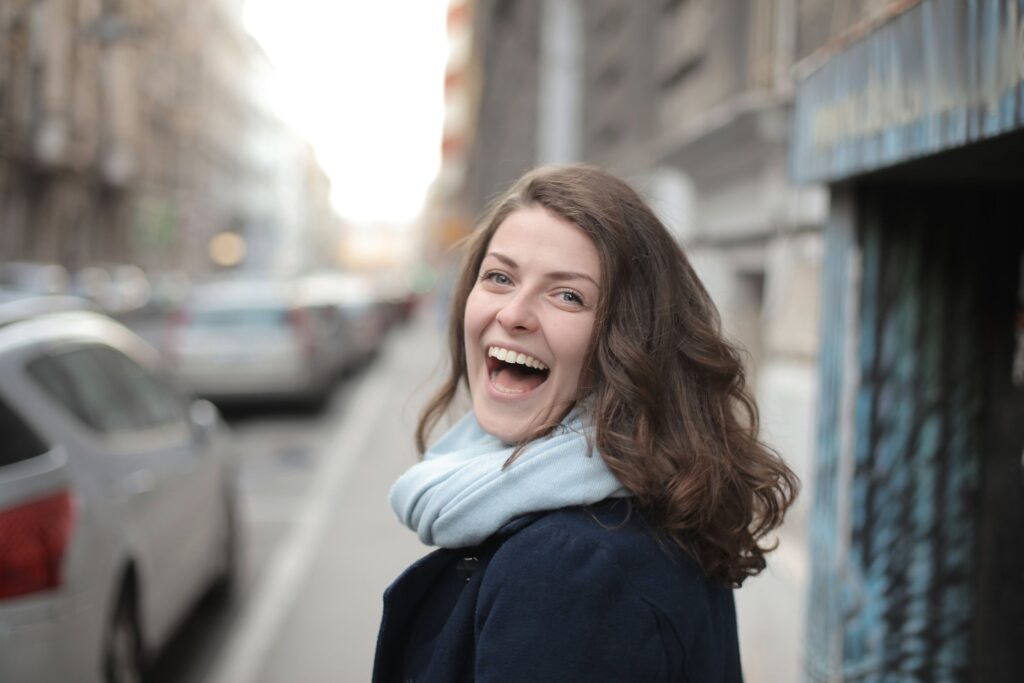 Femme épanouie et souriante profitant d'un voyage en toute liberté.