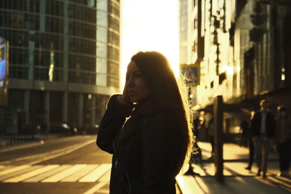 Femme s'autorisant un moment de pause et de bien-être en solo.