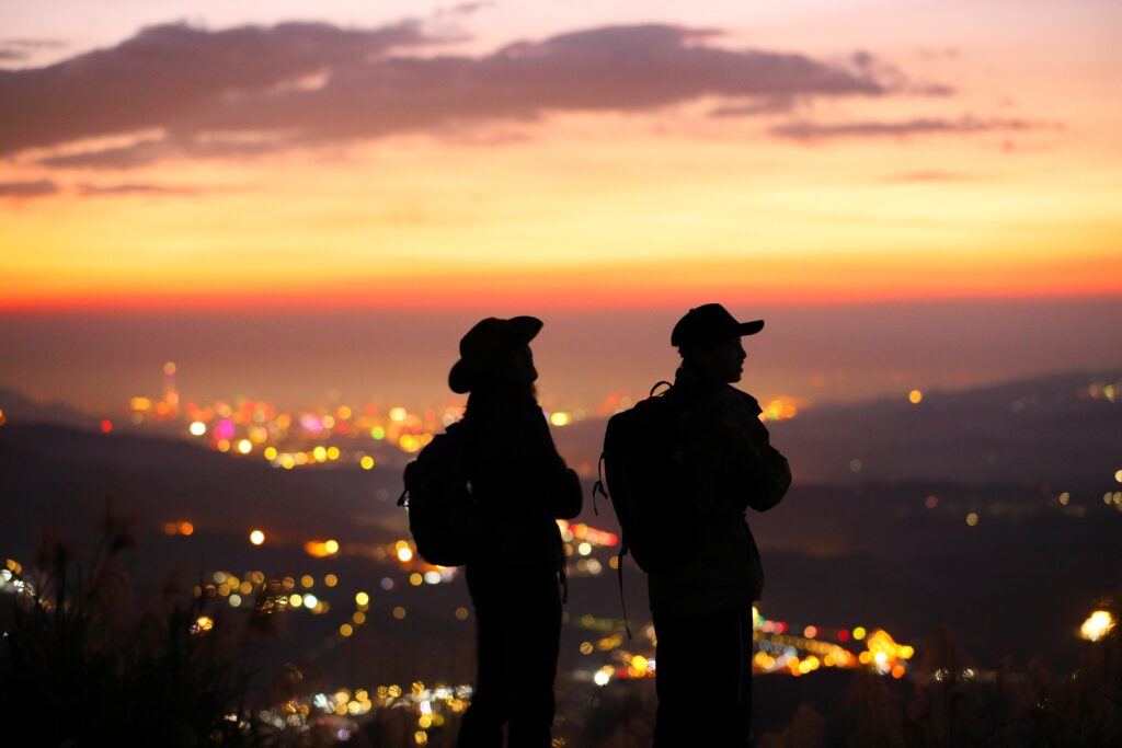 Parenthèse romantique en duo devant un panorama lumineux au coucher du soleil
