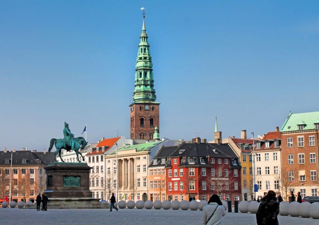 Architecture emblématique d'une ville scandinave, cadre parfait pour découvrir le hygge en voyage