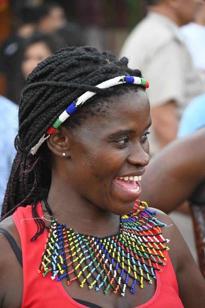 Portrait souriant d'une habitante de Madagascar, reflétant toute la chaleur humaine et l'hospitalité du Fihavanana.