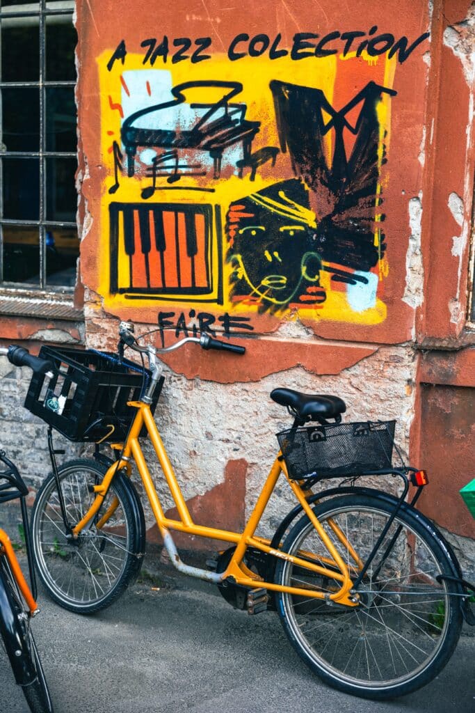 Vélos traditionnels garés devant un mur coloré, illustrant l'art de vivre et le hygge urbain