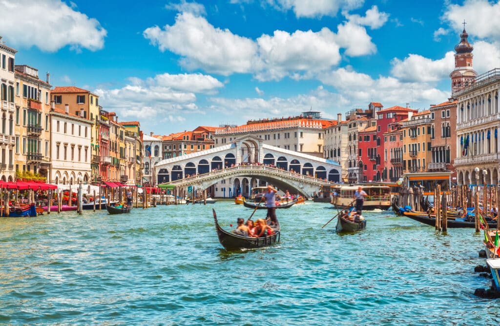 Gondole Venise romantique sur le Grand Canal avec vue sur le pont du Rialto sous un ciel bleu