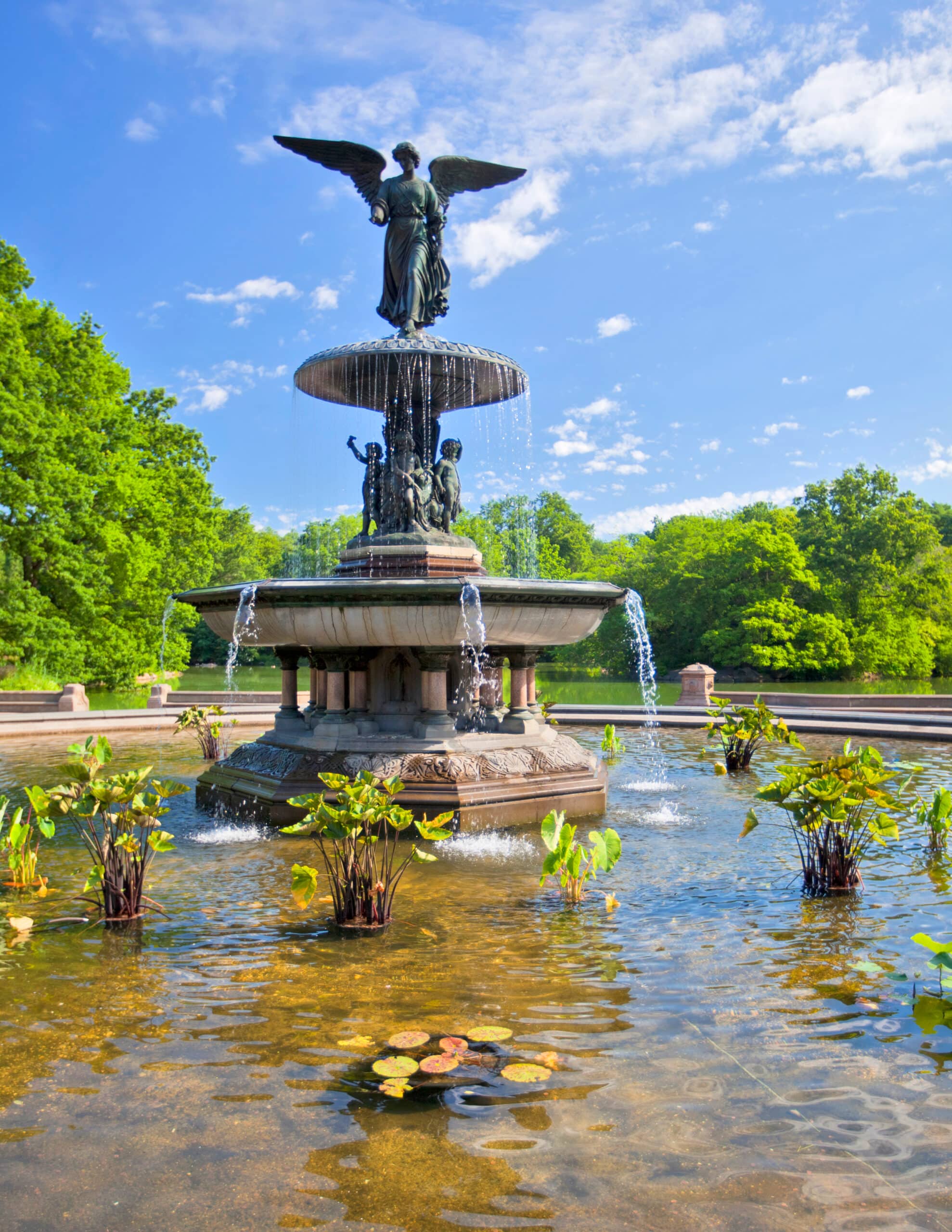 Vue ensoleillée de la fontaine de Bethesda dans Central Park à New York, une étape urbaine et romantique imaginée par Heaven Collection.