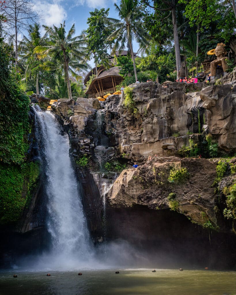 Cascade majestueuse cachée au cœur de la jungle luxuriante de Bali, invitation au slow travel et à l'évasion en duo avec Heaven Collection.