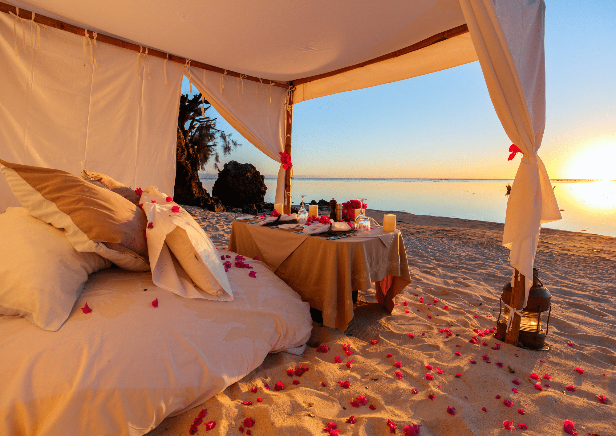 Dîner privé scénarisé sur une plage au coucher du soleil, expérience sur mesure de l’option Haute Couture Heaven Collection