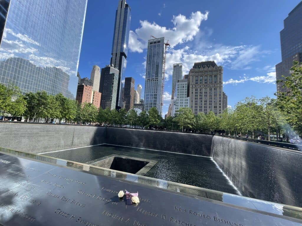 Les bassins du Mémorial du 11 Septembre à New York, un lieu de mémoire poignant, intime et respectueux pour les duos avec Heaven Collection.