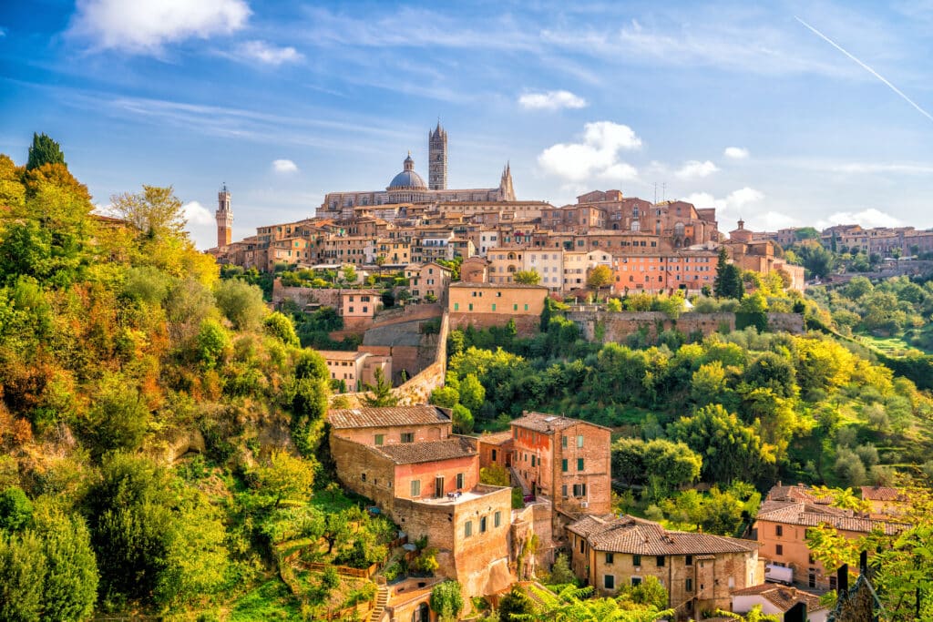 Vue imprenable sur les toits et l'architecture médiévale de Sienne en Toscane, voyage authentique et intimiste Heaven Collection.