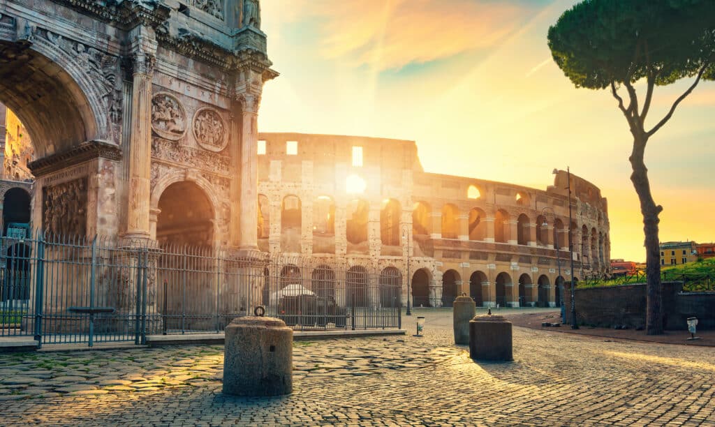 Le majestueux Colisée de Rome illuminé par les rayons du soleil, voyage culturel et sur-mesure Heaven Collection.