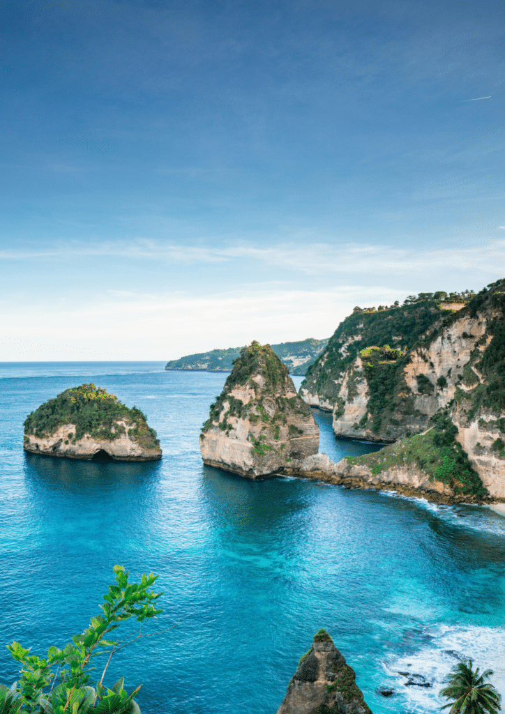 Panorama spectaculaire des falaises verdoyantes et des eaux turquoise de Bali, plages confidentielles pour un voyage romantique Heaven Collection.