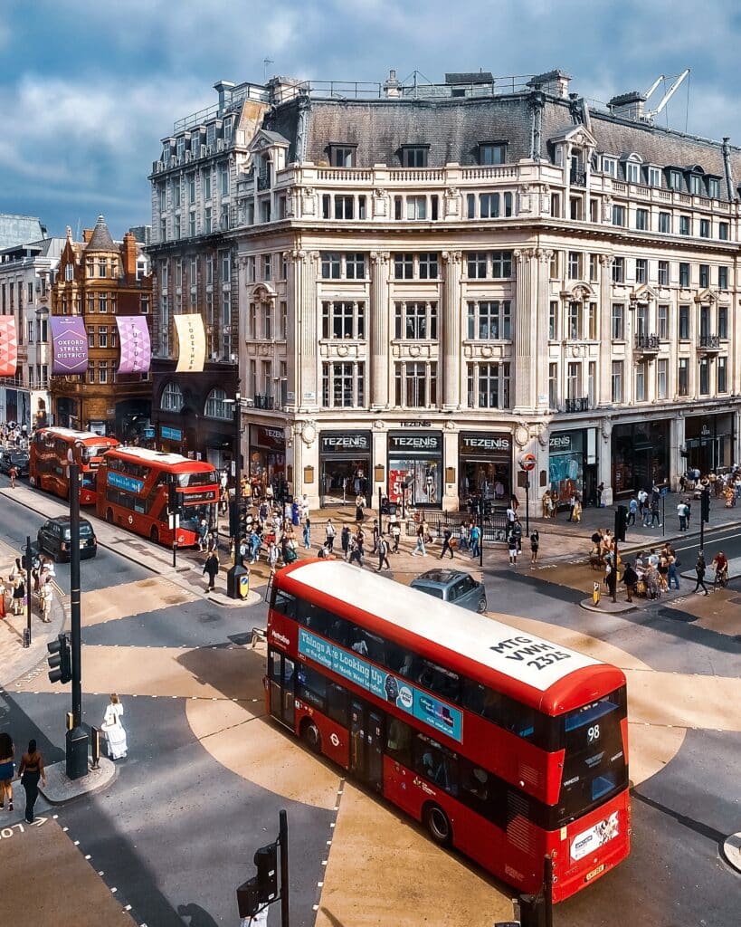 Bus rouges et animation à l'intersection d'Oxford et Regent Street, incontournable session shopping lors d'un voyage à deux dans la Londres royale.