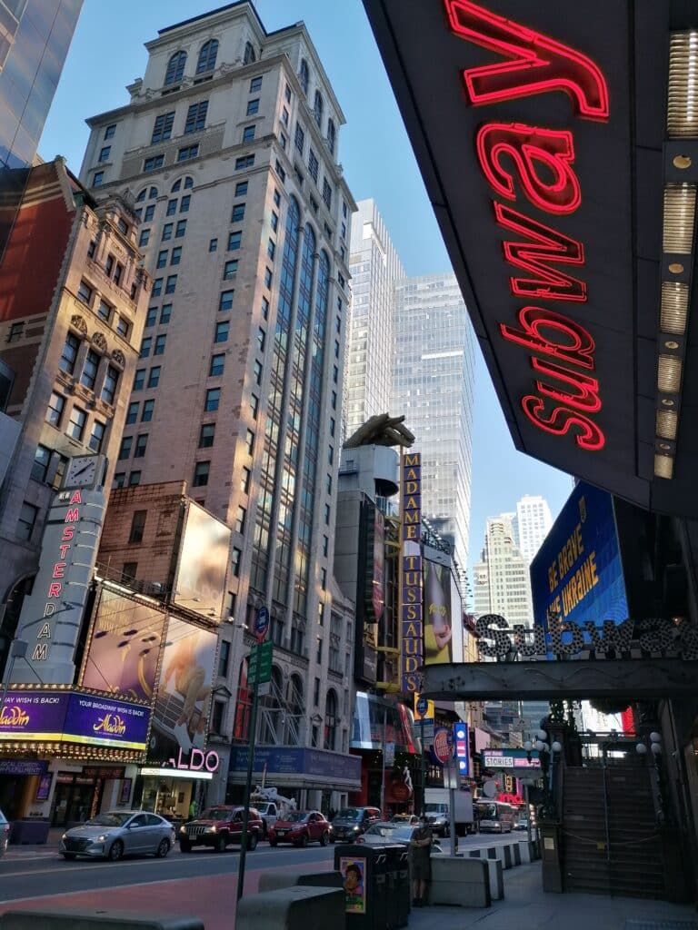 Enseigne lumineuse et effervescence théâtrale à Broadway dans les rues de New York, expérience culturelle en duo Heaven Collection.