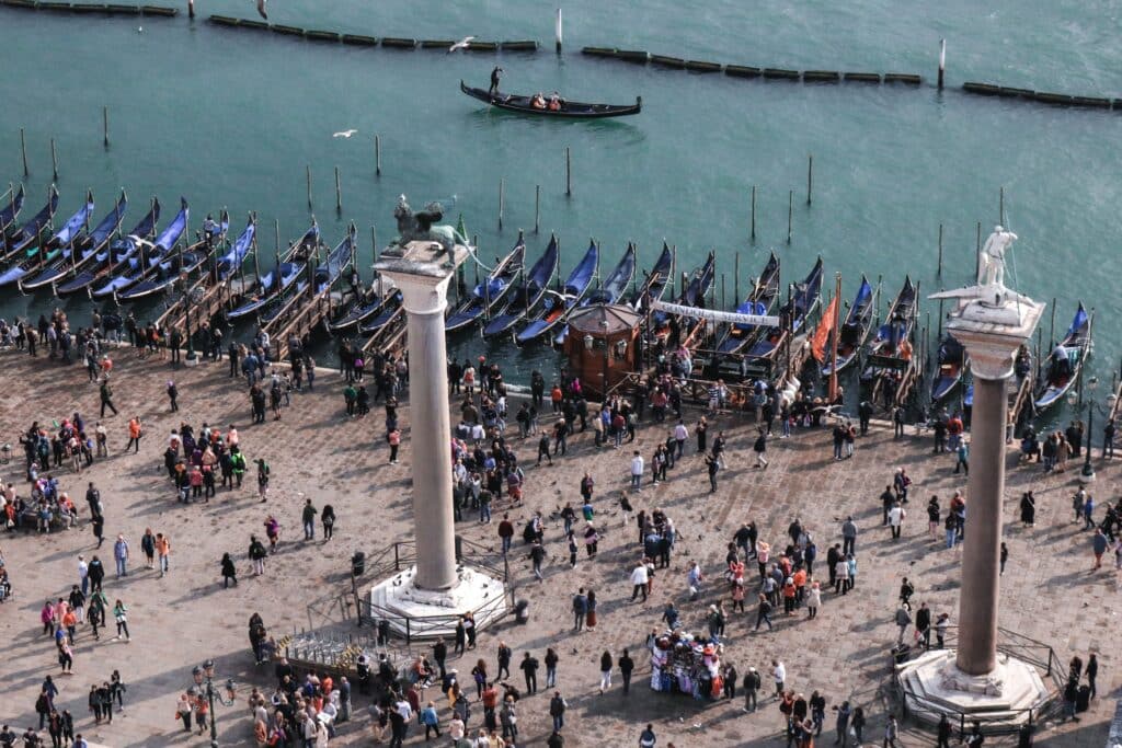 Vue d'ensemble de la foule à Venise face à l'affluence des gondoles, symbole des dérives du tourisme de masse dans la Cité des Doges