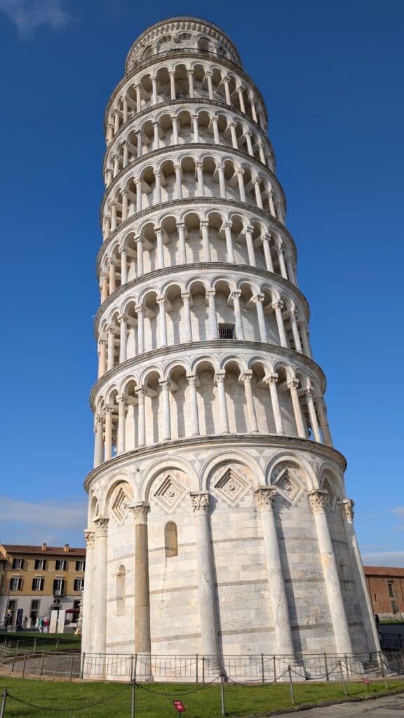 La célèbre Tour de Pise se dressant sous un ciel bleu éclatant en Toscane, découverte culturelle en duo avec Heaven Collection.