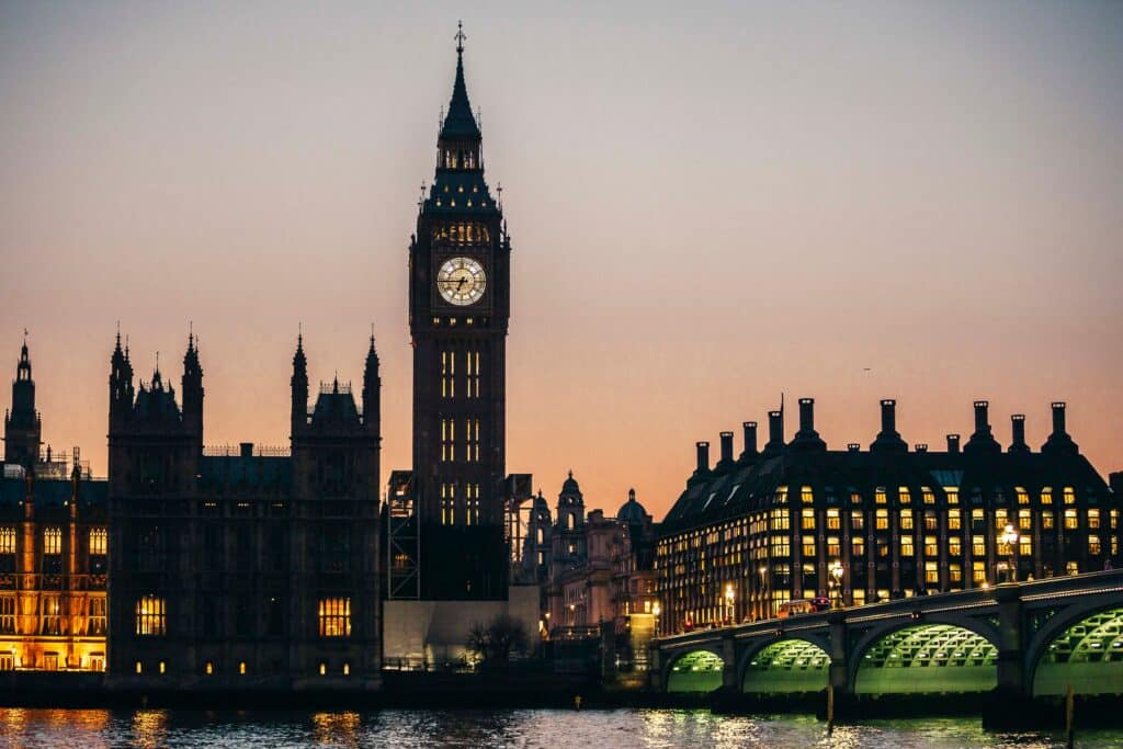 Vue de Big Ben et du palais de Westminster au coucher du soleil à Londres.