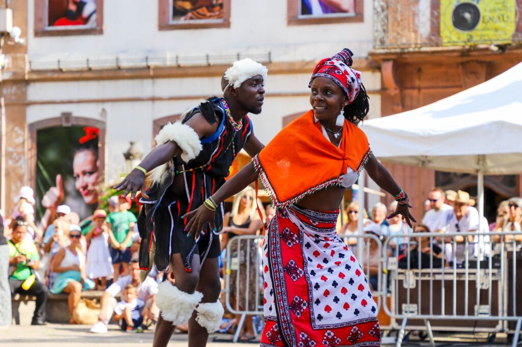 Représentation de danse traditionnelle au cœur de Madagascar, où le Fihavanana unit les habitants et les voyageurs dans un même élan de partage.