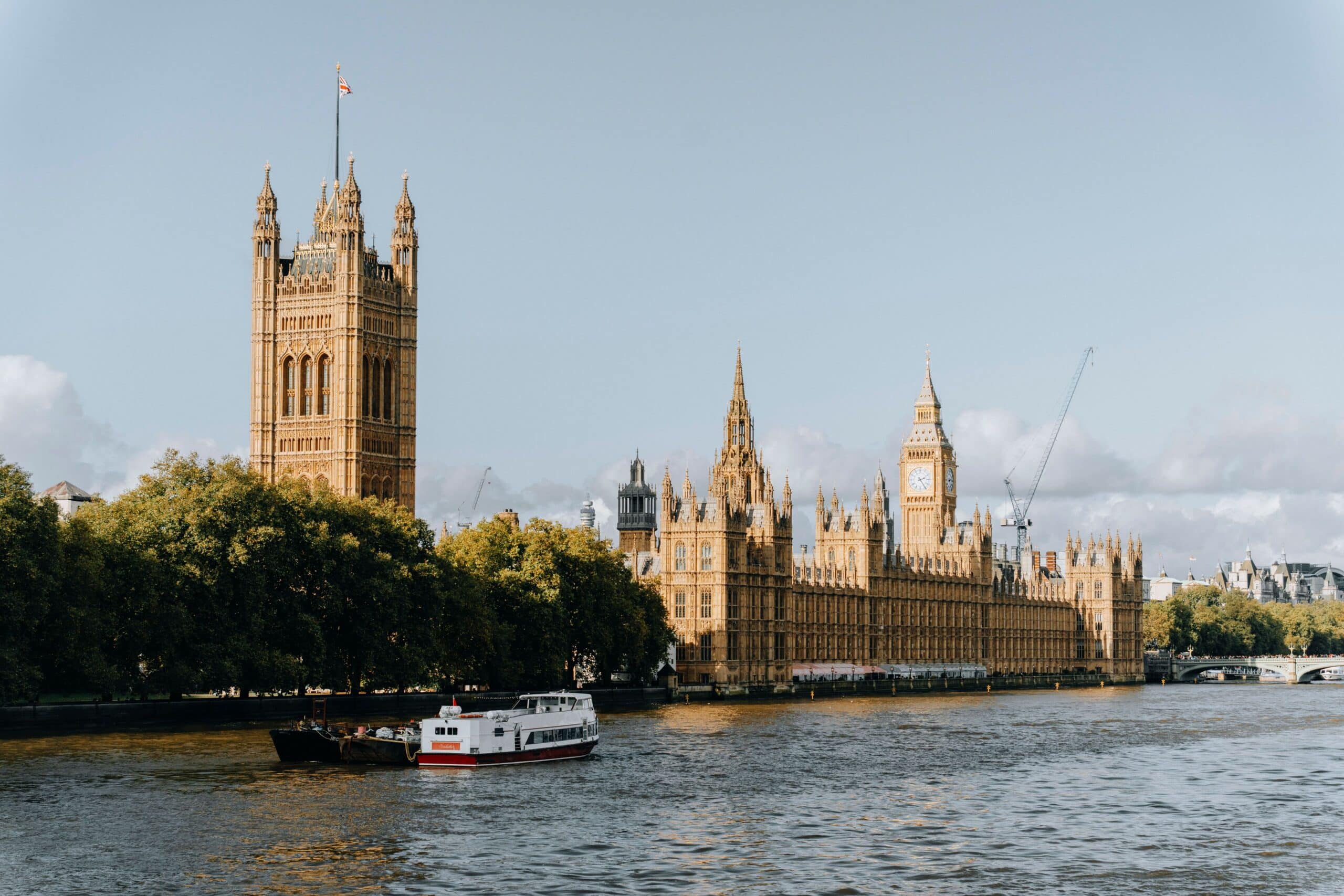 Vue sur le Palais de Westminster et Big Ben depuis la Tamise à Londres, une destination idéale pour un city-trip haut de gamme.