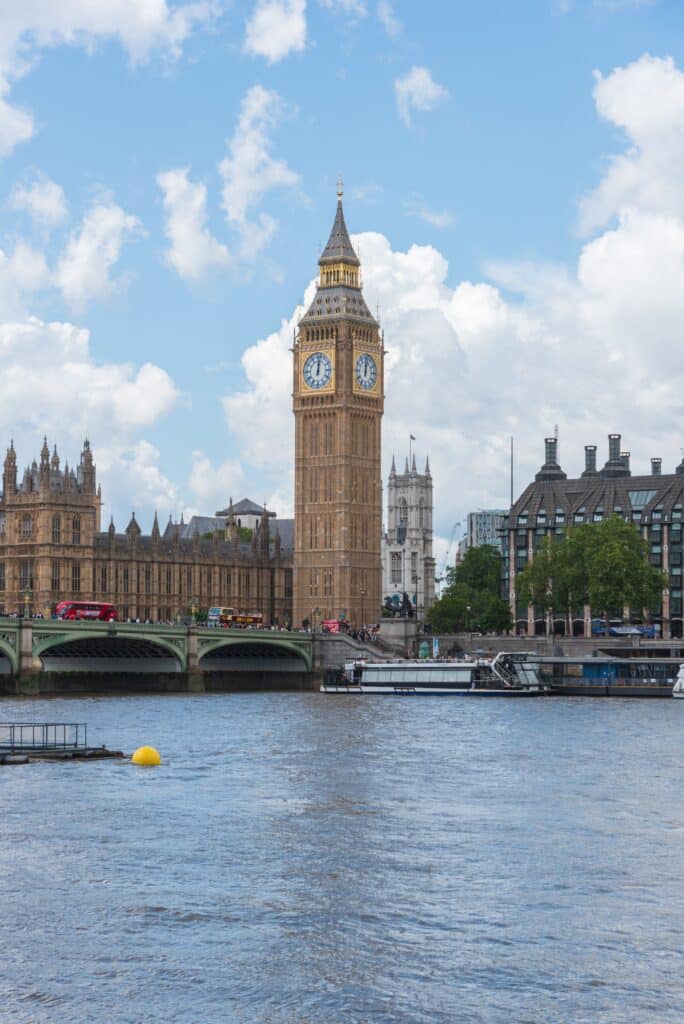 Le célèbre Big Ben et le Palais de Westminster au bord de la Tamise, symbole de la Londres royale à admirer lors d'un voyage à deux.