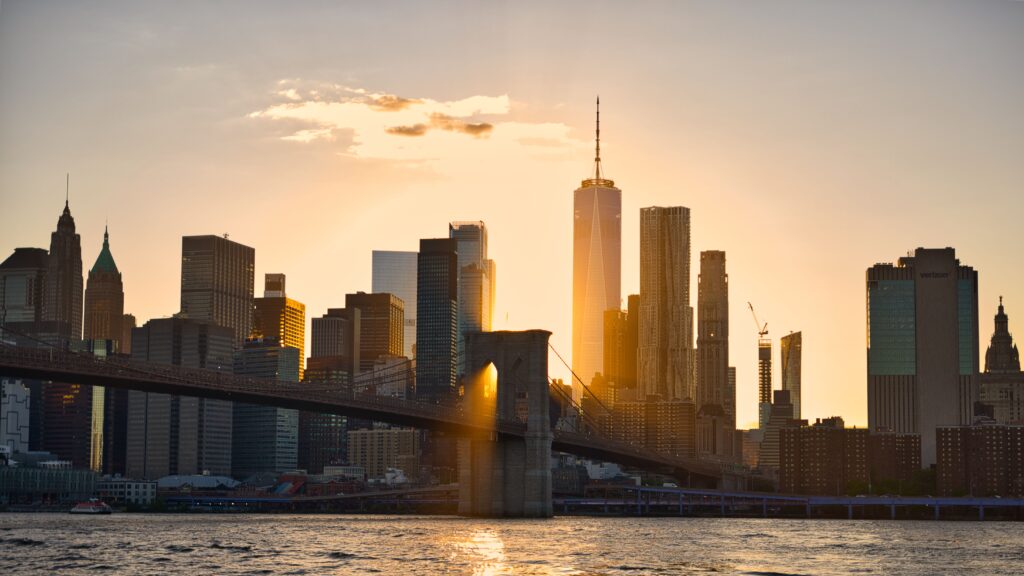 Skyline de New York et pont de Brooklyn au coucher du soleil, inspiration voyage sur mesure Heaven Collection