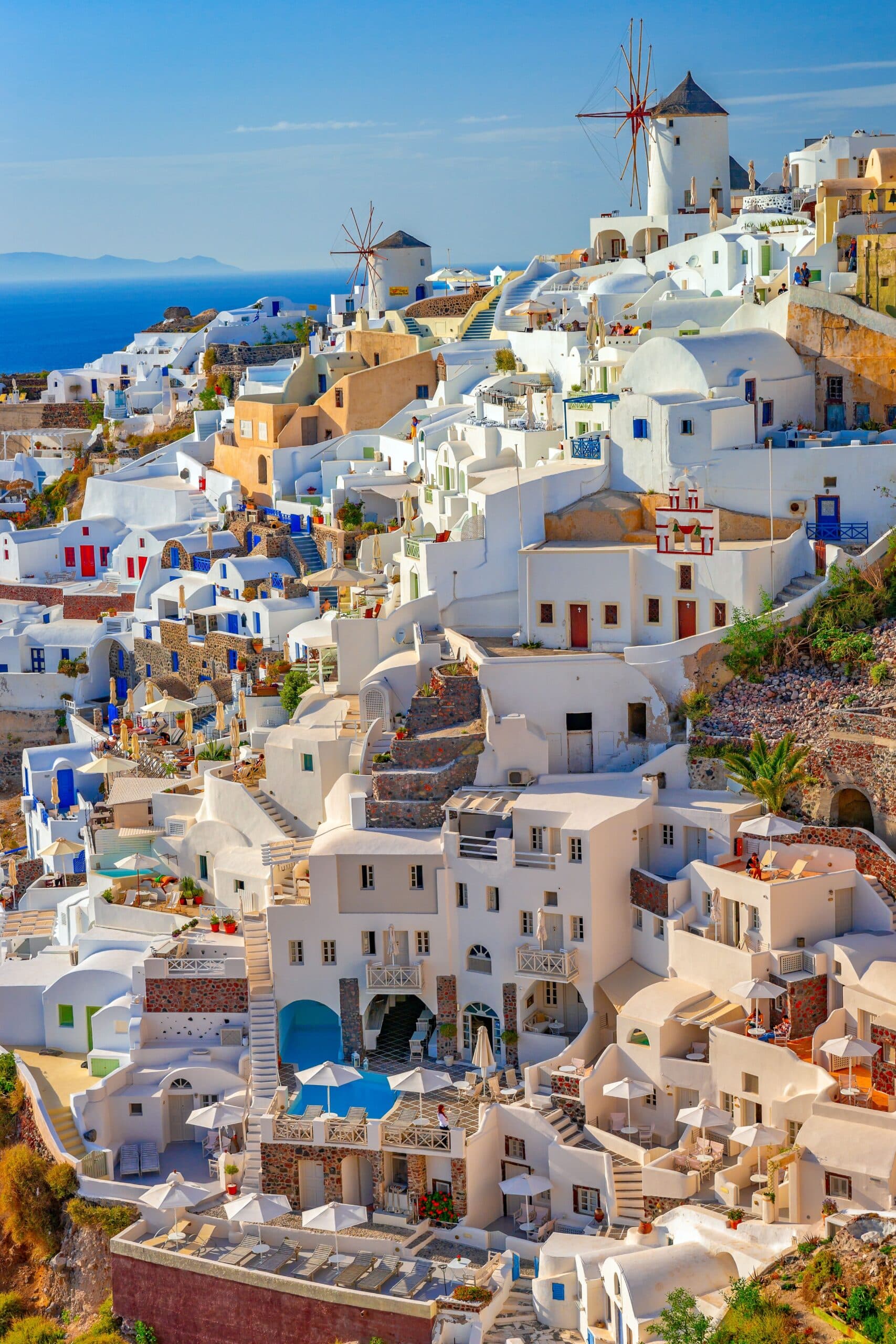 Panorama exceptionnel sur les façades blanches et les terrasses d'Oia face à la mer Égée, parenthèse romantique à Santorin Heaven Collection.