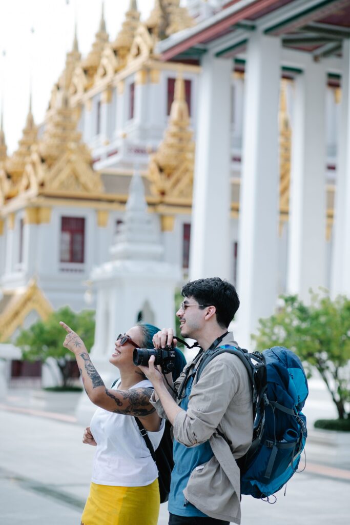 Deux voyageurs découvrant un temple lors d’une Parenthèse de voyage sur mesure Heaven Collection