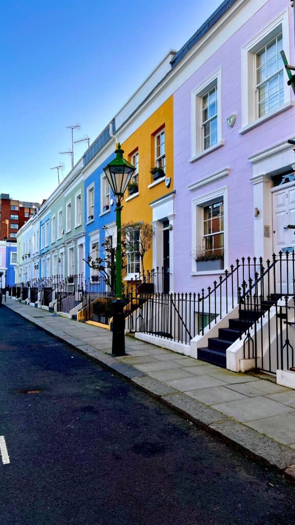 Texte alternatif proposé :
Maisons colorées de Notting Hill, une étape romantique lors d'un voyage à deux pour s'imprégner de l'atmosphère de la Londres royale.