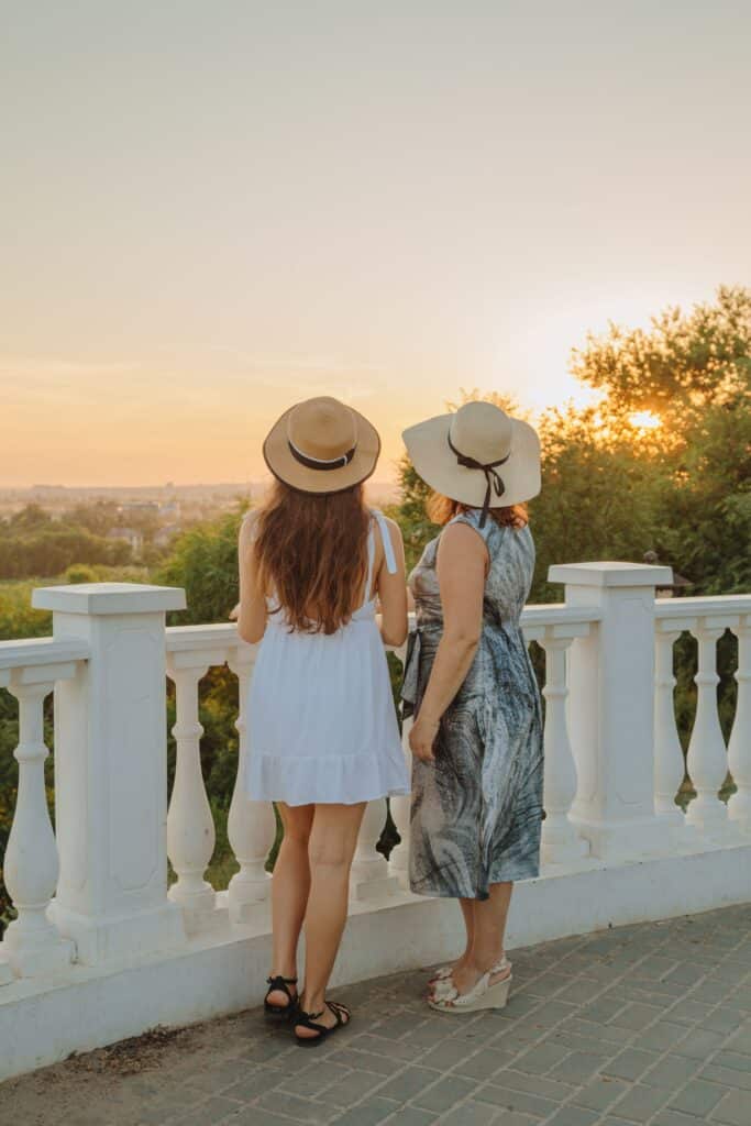 Mère et fille contemplant un paysage lors d’un voyage à deux sur mesure imaginé par Heaven Collection