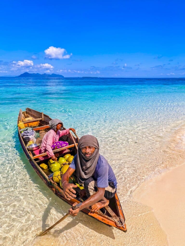 Rencontre authentique avec des pêcheurs malgaches en pirogue, expérience d'immersion culturelle lors d'un voyage sur mesure à Madagascar.