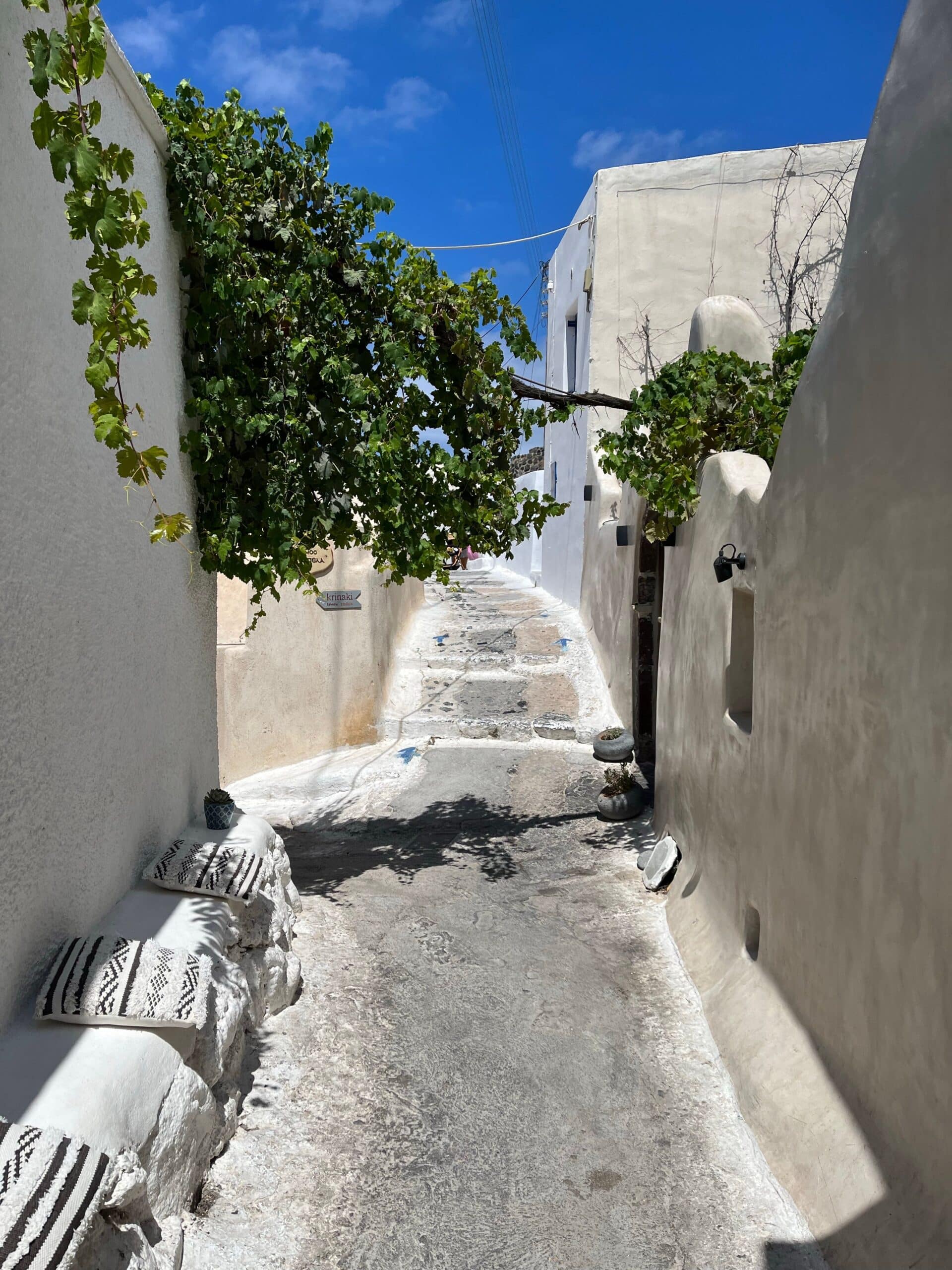 Ruelle blanche paisible et authentique dans un village discret de Santorin, havre de paix et de douceur pour duos Heaven Collection.