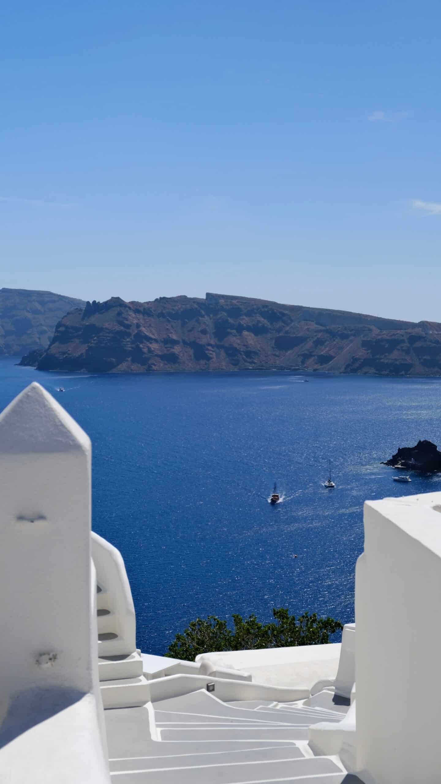Escaliers blancs traditionnels et vue imprenable sur la caldeira bleue depuis Fira, échappée belle en duo Heaven Collection.