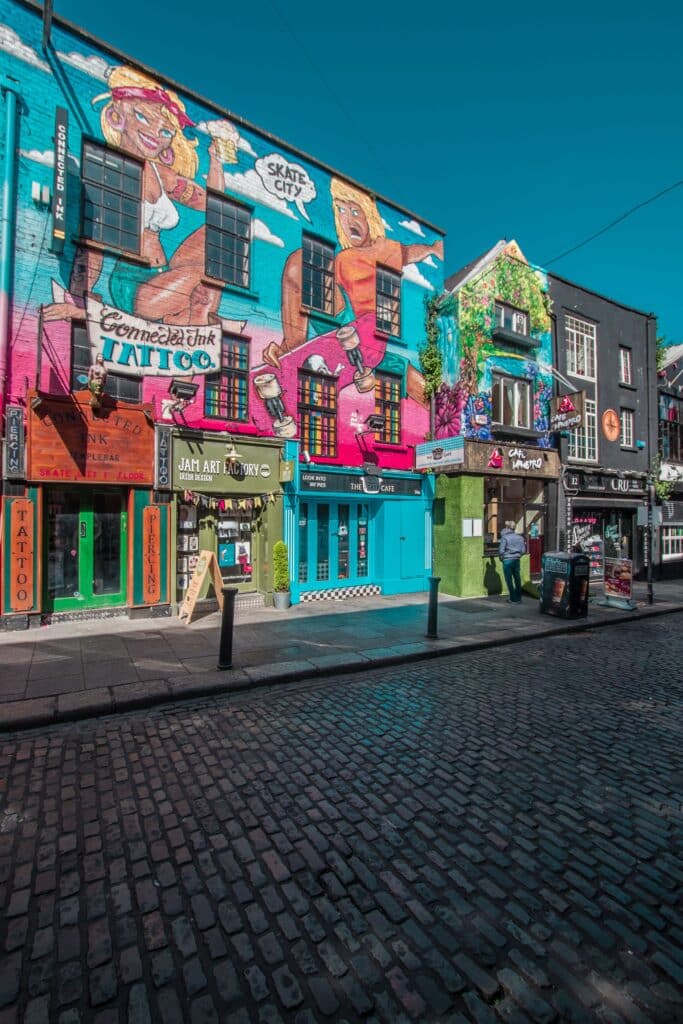 Maisons colorées de Notting Hill, une étape romantique lors d'un voyage à deux pour s'imprégner de l'atmosphère de la Londres royale.