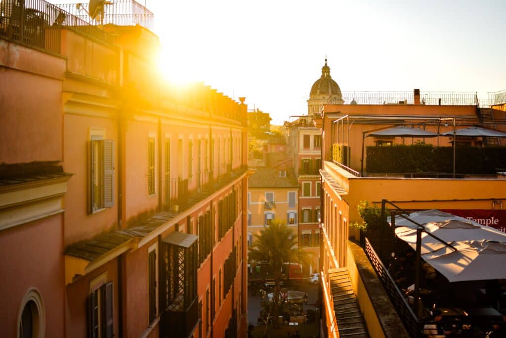 Rues baignées par la lumière dorée du coucher de soleil à Rome, parenthèse italienne intimiste Heaven Collection.