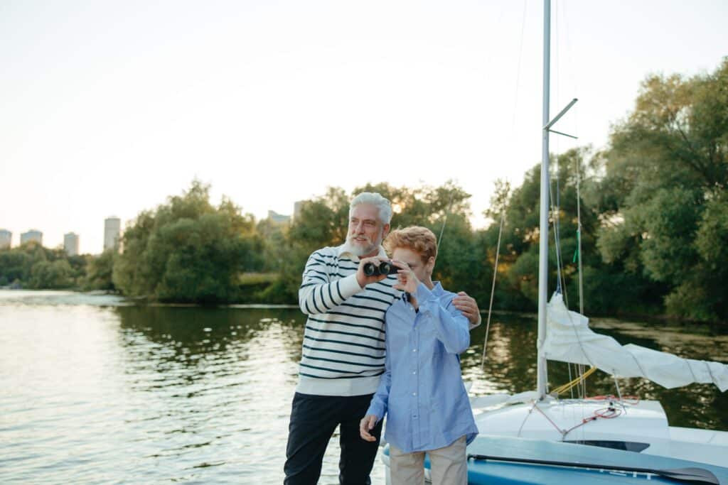 Grand-père et petit-fils partageant un voyage en duo lors d’une Parenthèse sur mesure Heaven Collection