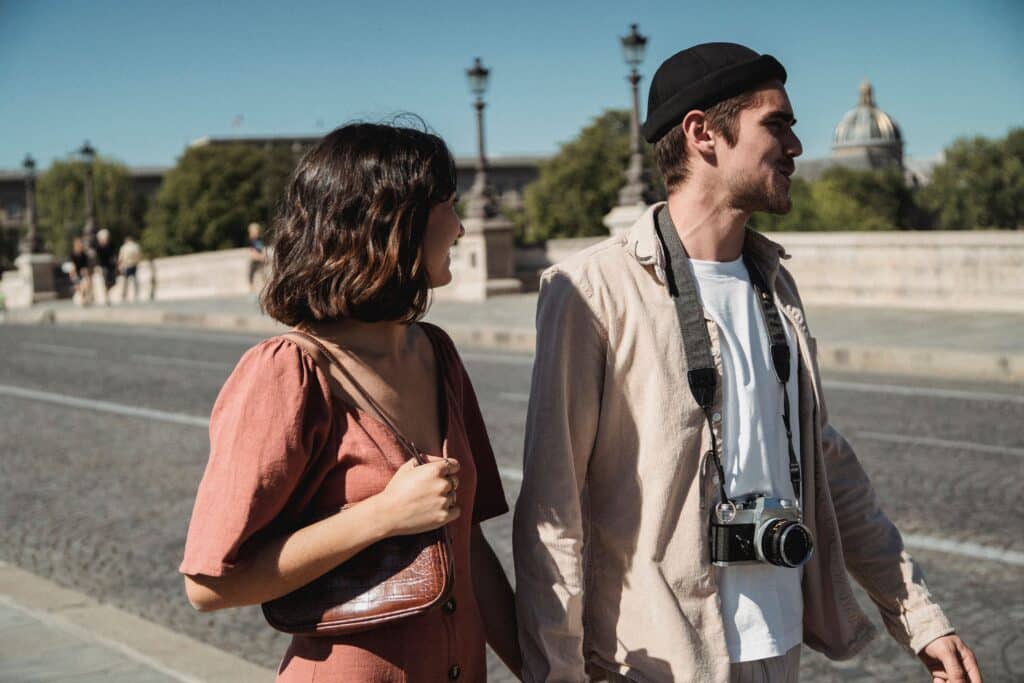 Duo de voyageurs découvrant une ville avec un appareil photo