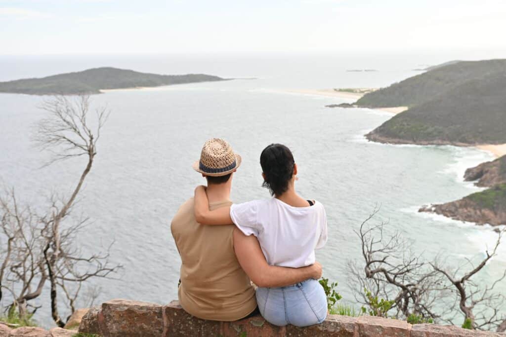 Duo face à la mer pour découvrir six destinations à vivre à deux