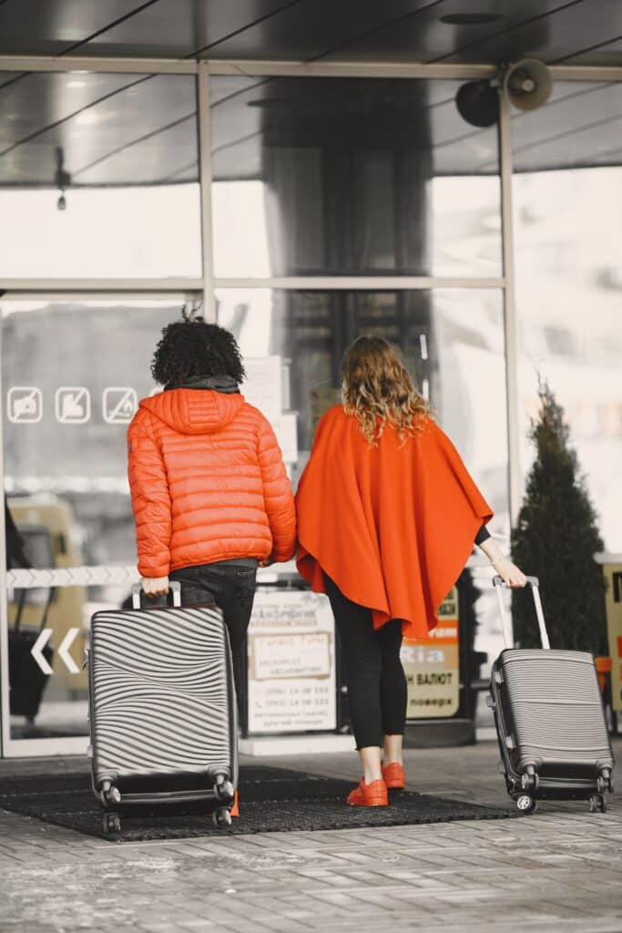 Deux voyageurs avec leurs valises avant leur départ en voyage.